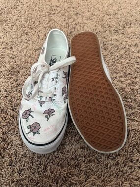 Vans White Canvas Low-Top Sneakers with Pink Floral Print